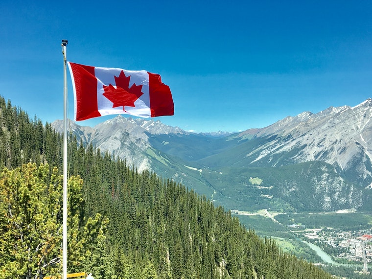 飘扬在山峰上的加拿大枫叶国旗